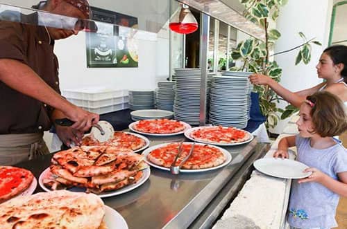 All Inclusive Mare Calabria. Ristorante a buffet Club Esse Sunbeach Villaggio 4 stelle - Vacanze Mare 2022 Perusia Viaggi