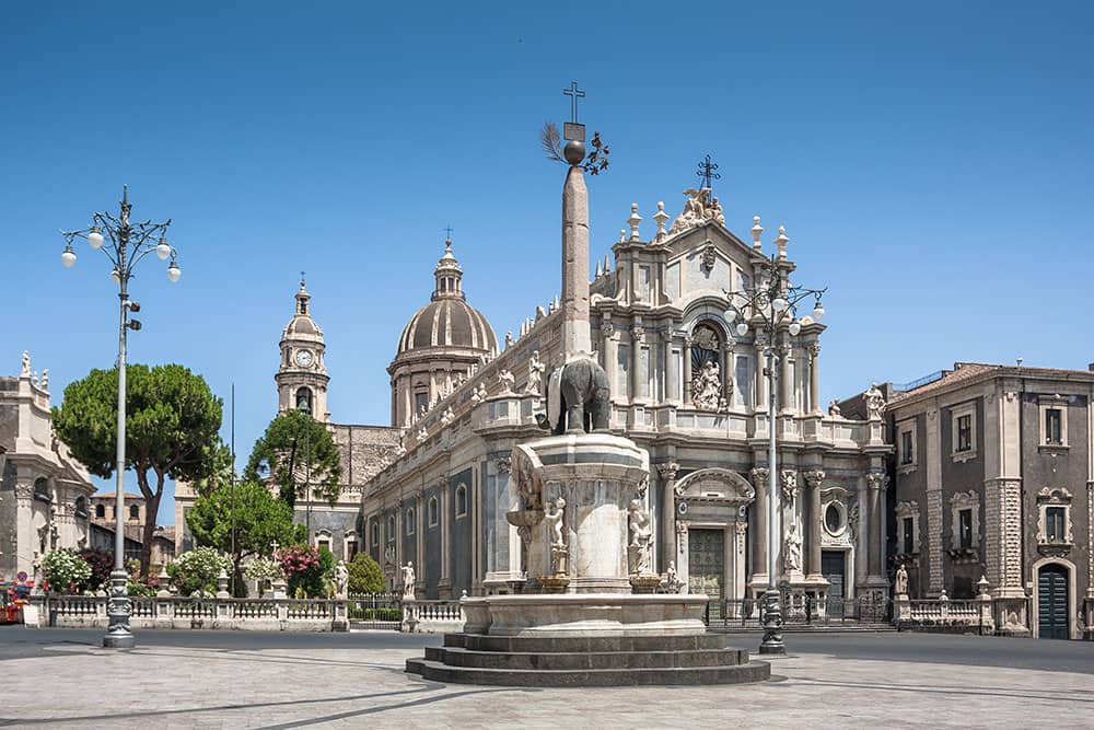 Catania piazza Duomo con fontana dell'elefante - Mini Tour Sicilia Barocco 2022 - Viaggi di gruppo Perusia Viaggi