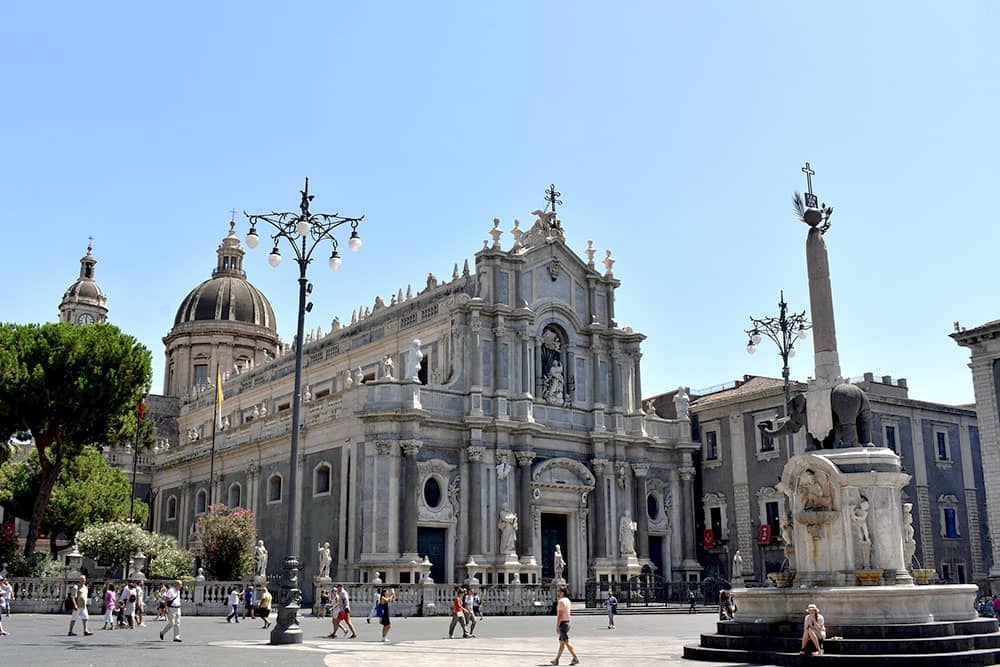 Catania piazza Duomo con l'elefante nero - Tour Sicilia Barocco 2022 - Viaggio di gruppo Perusia Viaggi