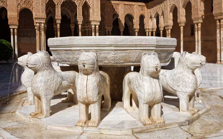 Granada Alhambra il Patio dei Leoni simbolo di potere e gloria - Itinerario Tour Andalusia 8 giorni Perusia Viaggi